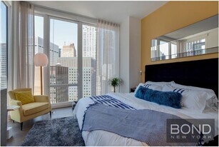 222 E 44th St in New York, NY - Building Photo