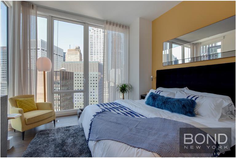 222 E 44th St in New York, NY - Building Photo