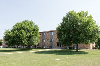 4602 16th Ave S in Fargo, ND - Foto de edificio - Building Photo