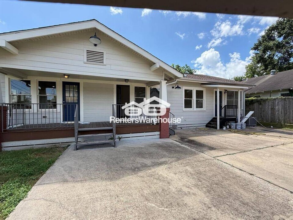 201 Drennan St in Houston, TX - Building Photo