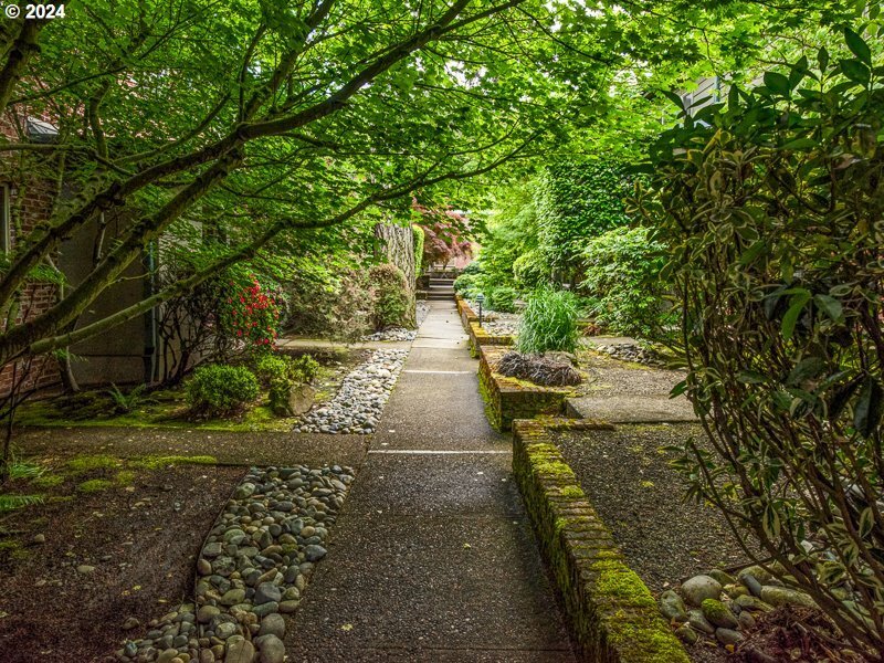 908 SW Gaines St, Unit 19 in Portland, OR - Building Photo