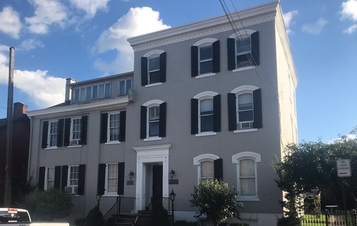 33 W Fayette St, Unit 8 in Uniontown, PA - Building Photo