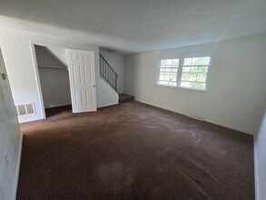 914 Academy Heights Dr in Greensburg, PA - Foto de edificio - Building Photo