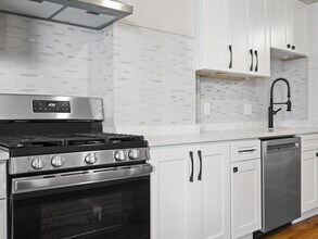 131 Cottage St, Unit 1 in Boston, MA - Foto de edificio - Building Photo