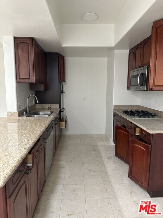962 S Gramercy Dr in Los Angeles, CA - Building Photo