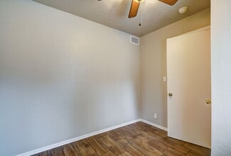 440 Elm Ave in Norman, OK - Foto de edificio - Building Photo