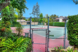 5711 Owensmouth Ave, Unit 128 in Woodland Hills, CA - Building Photo - Building Photo