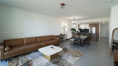 7918 Harbor Island Dr in North Bay Village, FL - Building Photo - Building Photo