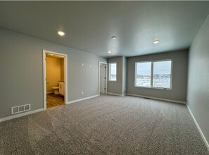 3916 Scorpio Dr SE in Mandan, ND - Foto de edificio - Building Photo