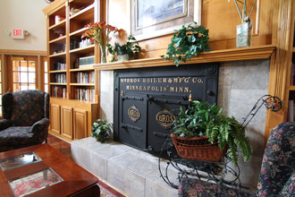 Carriage House Apartments in Hopkins, MN - Foto de edificio - Building Photo