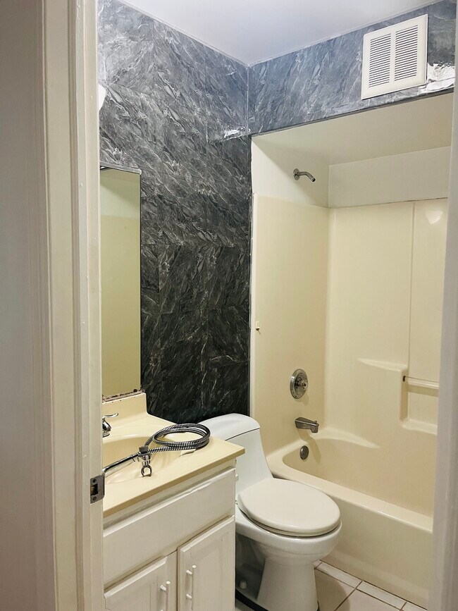 66 Grieco Dr, Unit 1st Fl in Jersey City, NJ - Building Photo - Building Photo