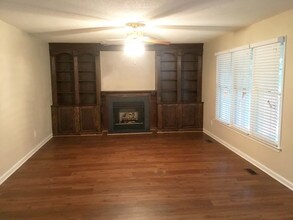 6400 Ivystone Dr in Jamestown, NC - Building Photo - Building Photo