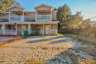 2400 Suwanee Ln in Fort Walton Beach, FL - Building Photo