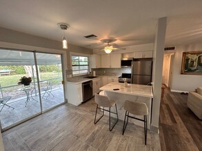 5235 Tower Dr in Cape Coral, FL - Foto de edificio - Building Photo