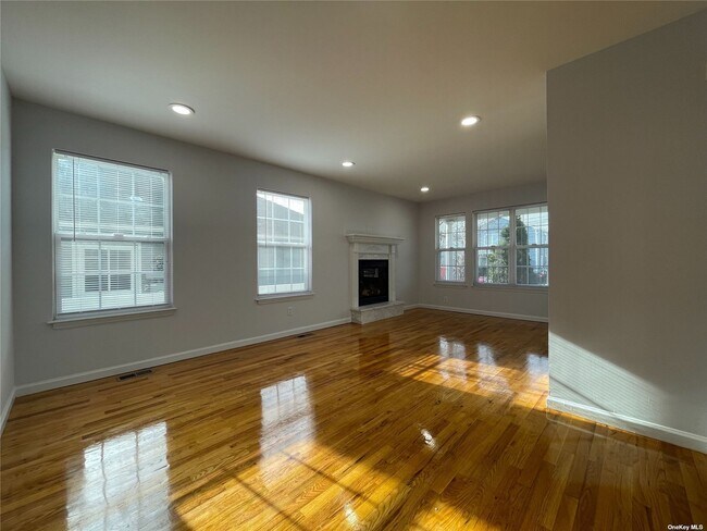 22 Dunwood Rd in Port Washington, NY - Building Photo - Building Photo