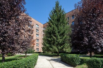 9841 Queens Blvd in Rego Park, NY - Building Photo - Building Photo