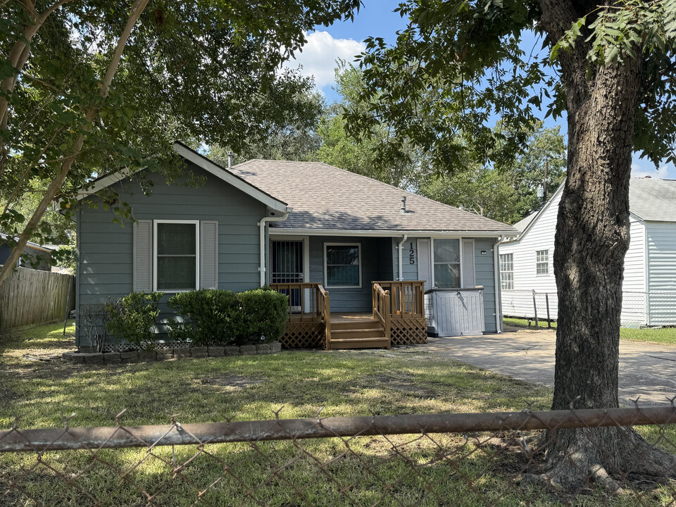 125 Pomeroy Ave in Pasadena, TX - Foto de edificio