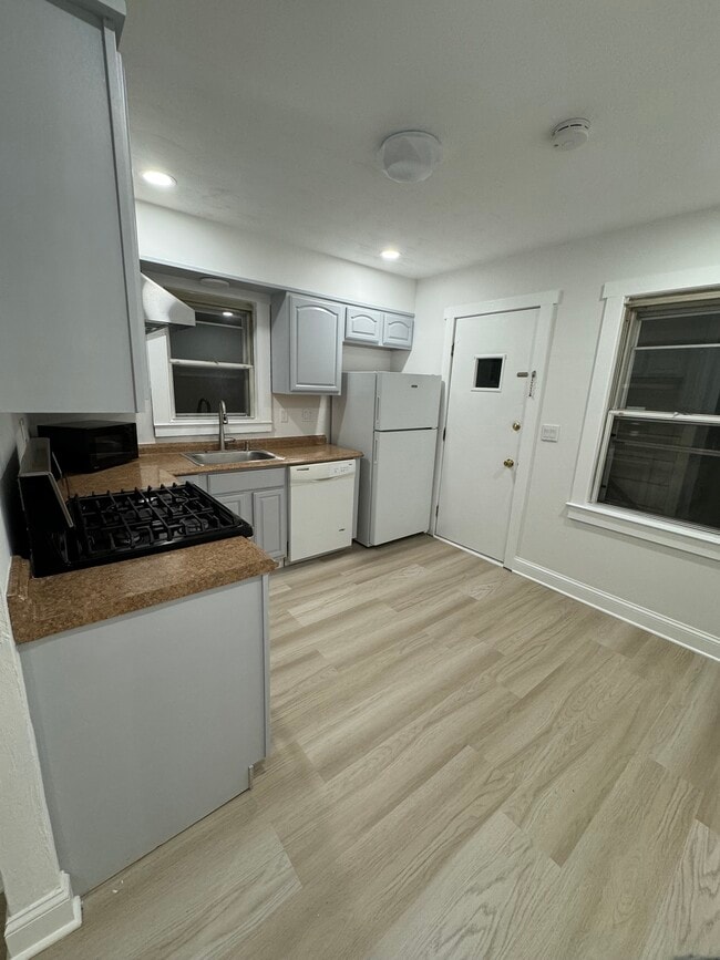 77 Hibiscus St, Unit 2 in Fairfield, CT - Foto de edificio - Building Photo