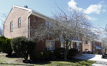 Throckmorton Apartments in Eatontown, NJ - Building Photo - Building Photo