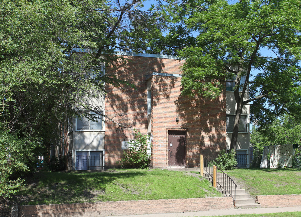 2612 Cedar Ave S in Minneapolis, MN - Building Photo