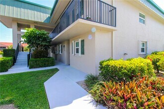 600 Valley Stream Dr in Naples, FL - Building Photo - Building Photo