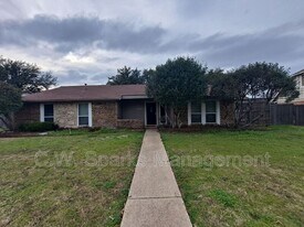 1005 Harness Ln in Richardson, TX - Building Photo