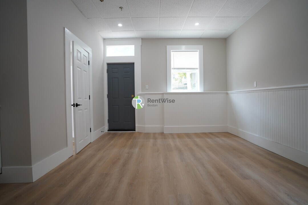 142 Dorchester St in Boston, MA - Building Photo