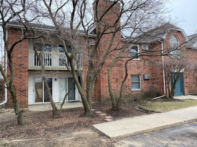 1374 Cunat Ct in Lake In The Hills, IL - Building Photo