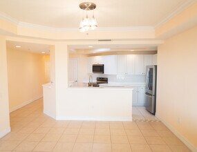 2743 1st St, Unit 403 in Ft. Myers, FL - Building Photo - Building Photo