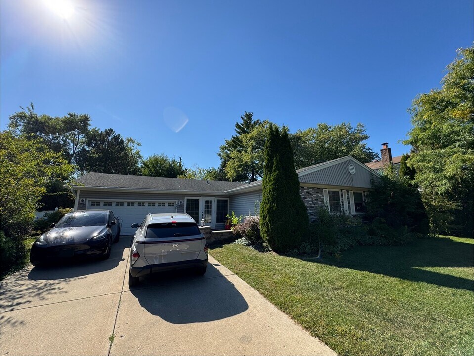 641 Silver Rock Ln in Buffalo Grove, IL - Building Photo