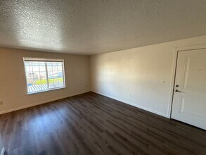 918 Bryan Ct in Silverton, OR - Building Photo - Building Photo