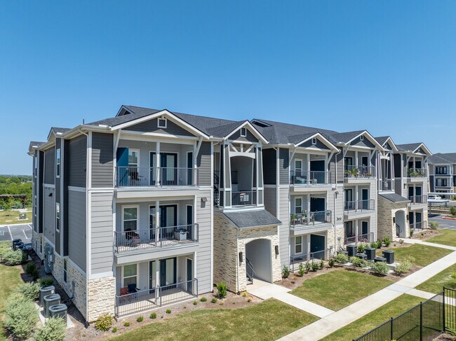 Vantage at McKinney Falls in Austin, TX - Foto de edificio - Building Photo