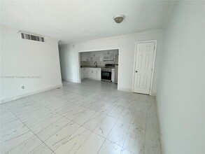 4660 NW 79th Ave, Unit 1B in Doral, FL - Building Photo - Building Photo