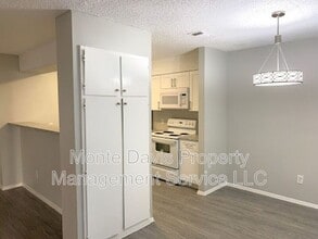 11800 Alpheus Ave in Austin, TX - Foto de edificio - Building Photo