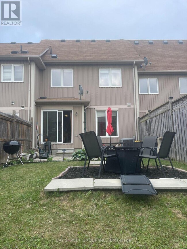 27 Newport Cres in Hamilton, ON - Building Photo - Building Photo