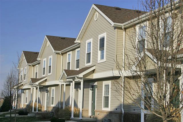 Charleston Place Townhouse in Bloomington, IL - Foto de edificio