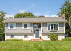 11 N Hillview Dr in Narragansett, RI - Building Photo
