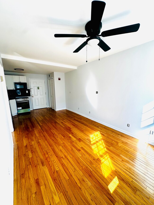 890 W Beech St in Long Beach, NY - Building Photo - Building Photo