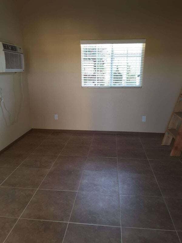 911 Daugherty Rd in Norco, CA - Foto de edificio - Building Photo