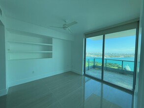 900 Biscayne, Unit 2807 in Miami, FL - Foto de edificio - Building Photo