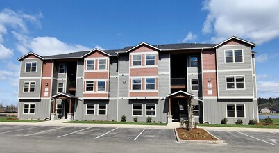 Crawford Crossing Apartments in Turner, OR - Building Photo - Building Photo