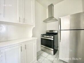 563 Heliotrope Dr, Unit 100 in Los Angeles, CA - Building Photo - Building Photo