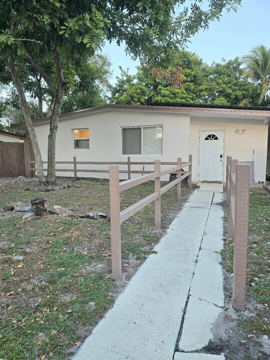 3621 SW 47th Ave in West Park, FL - Building Photo