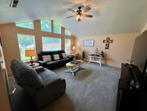 1610 Warren Way in Medford, OR - Building Photo - Building Photo
