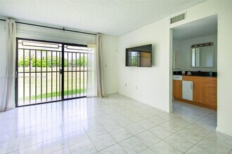 281 W Park Dr, Unit 1-8 in Miami, FL - Building Photo - Building Photo