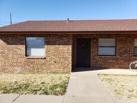 913 B W 15th Ln in Portales, NM - Building Photo