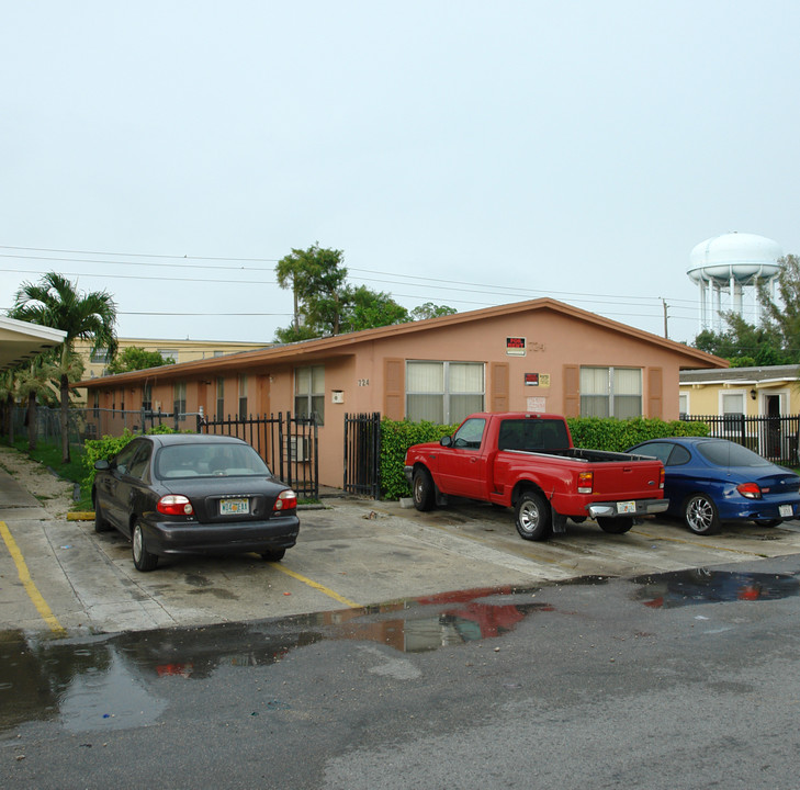 724 NW 4th Ave in Fort Lauderdale, FL - Building Photo