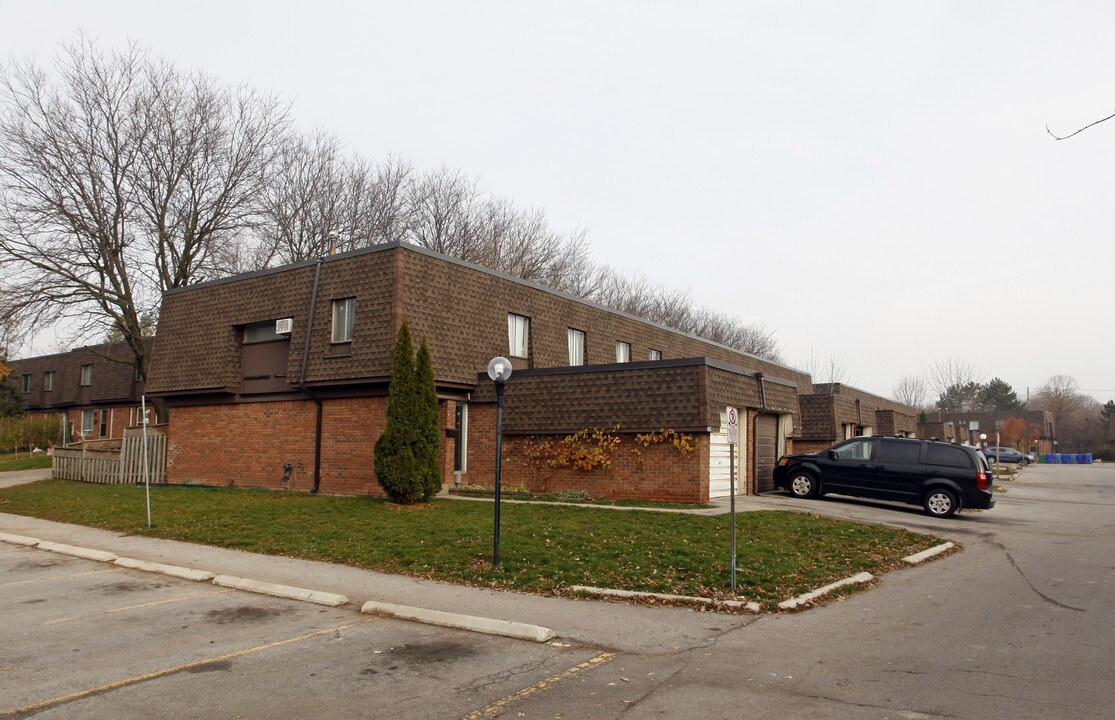 783-793 Dynes Rd in Burlington, ON - Building Photo