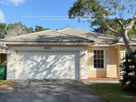 8931 Lake Park Cir N in Davie, FL - Building Photo