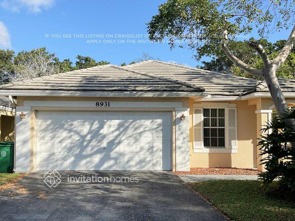 8931 Lake Park Cir N in Davie, FL - Building Photo